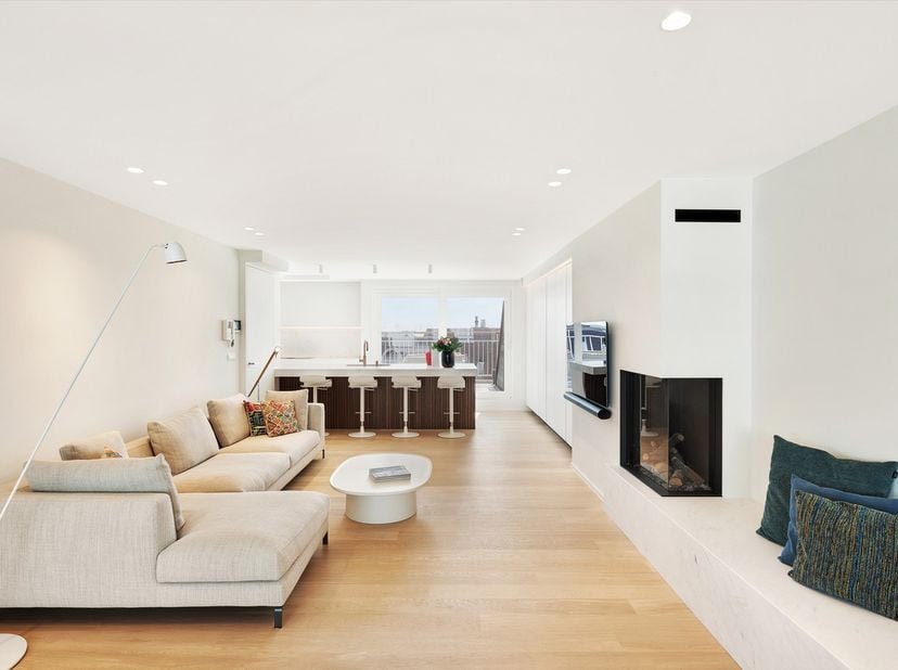 Subliem zonnig duplex appartement met ruime terrassen en zijdelings zeezicht op enkele stappen van de zeedijk Knokke. Via de inkom met gastentoilet, v