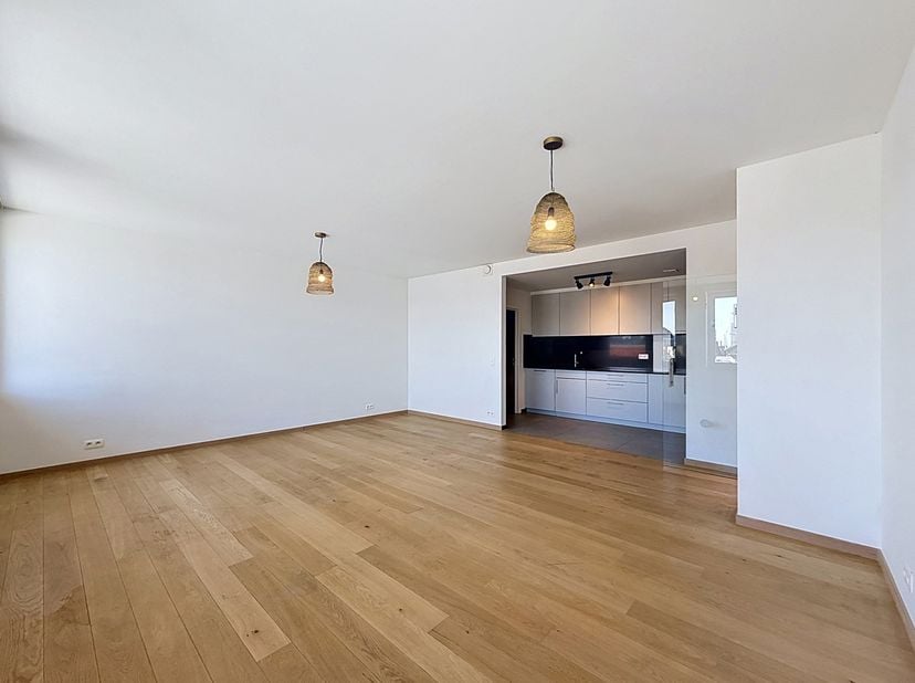 À proximité immédiate du Mont des Arts et de la Gare Centrale, cet appartement entièrement rénové en 2019 bénéficie d’un emplacement particulièrement