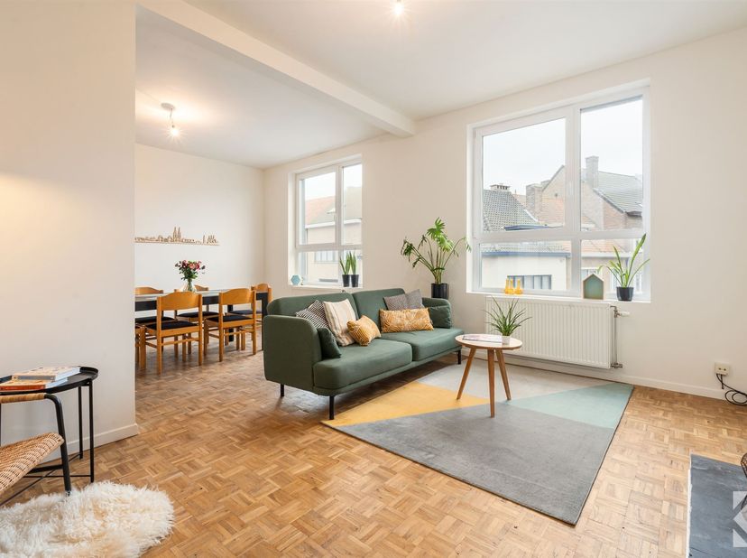 Magnifiek gerenoveerde duplex met 3 slaapkamers + terras!<br />
<br />
Ontdek deze stijlvolle en volledig gerenoveerde duplex waar ruimte, licht en