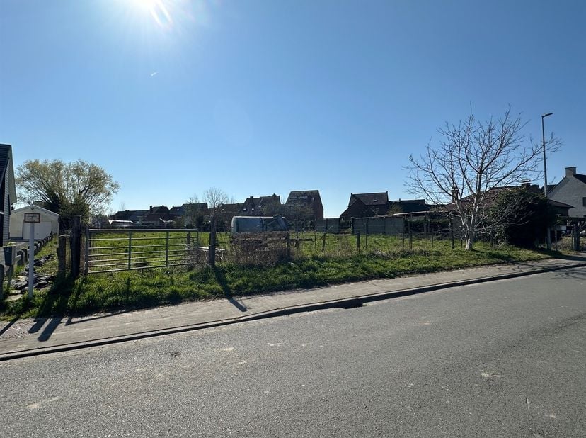 In een strategisch gelegen zijweg van de grote baan hebben wij deze bouwgrond (lot 2) te koop. <br />
Erpe is zeer goed gelegen in de omtrek rond de