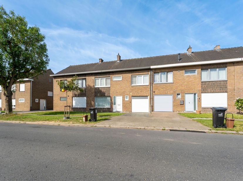 Toffe woning met garage te koop in Kuurne<br />
We betreden de woning via de inkomhal met apart toilet en komen vervolgens in de gezellige leefruimte