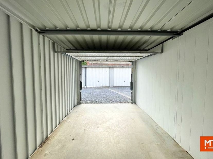Kortrijk: Garagebox te koop<br />
<br />
Te koop: een garagebox gelegen aan de Brugsesteenweg 55, achter een afgesloten automatische poort.<br />
<br