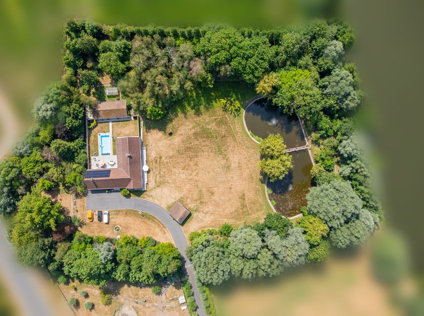 Deze exclusieve eigendom met privé-oprijlaan straalt rust en exclusiviteit uit.<br />
Indeling:<br />
- Inkomhal met gastentoilet en vestiaire.<br />