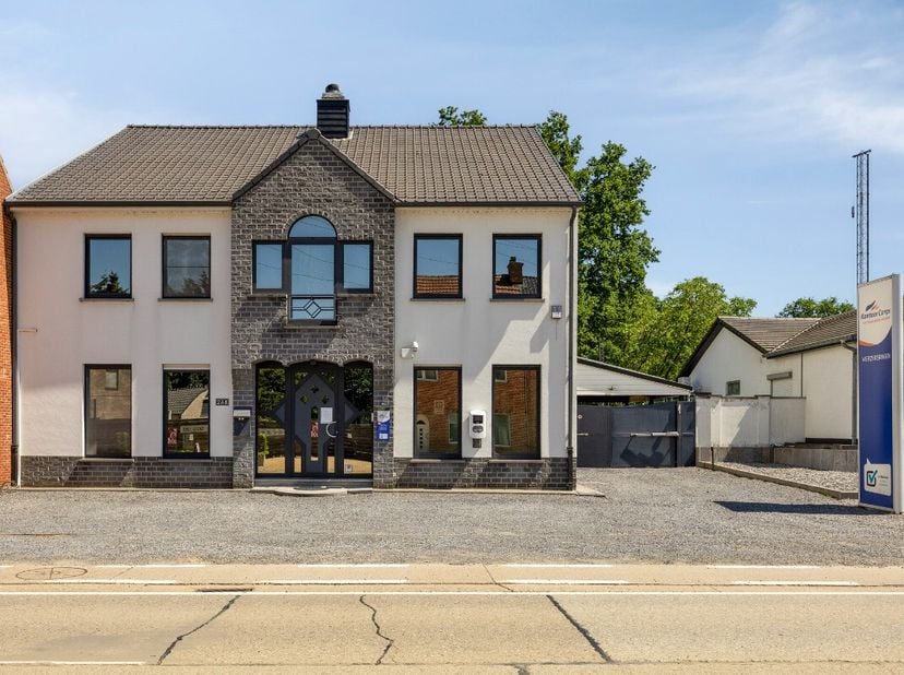 Beringen: opbrengsteigendom met handelsruimte, duplex appartement en ruime tuin Deze veelzijdige eigendom is gelegen in het centrum van Beringen en co