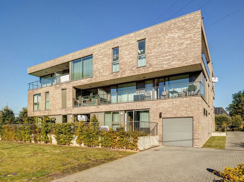 Assistentiewoning in Residentie "De Farmasie" tussen Vosselaar en Beerse. Vrijwel nieuw appartement met 1 slpk, leefruimte met keuken, terras en onder