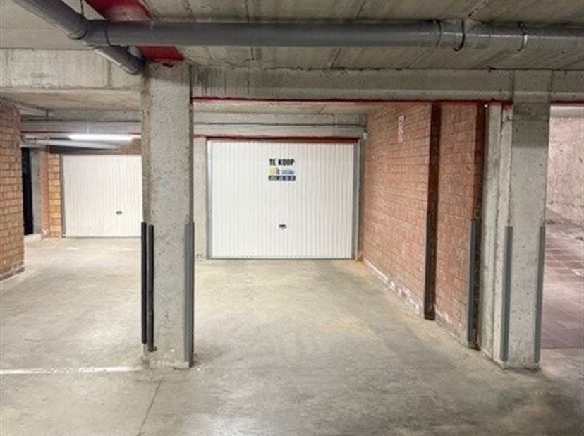 Ruime garagebox te koop in centrum Middelkerke.<br />
Afmetingen: 9m40 lengte, 3m71 breedte en 2m29 hoogte.