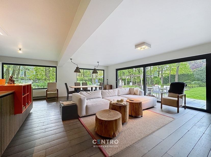 Gelegen in het bos van Hertsberge, biedt deze mooi woning voorzien van alle comfort, een uitzonderlijke kans voor wie op zoek is naar ruimte, rust en