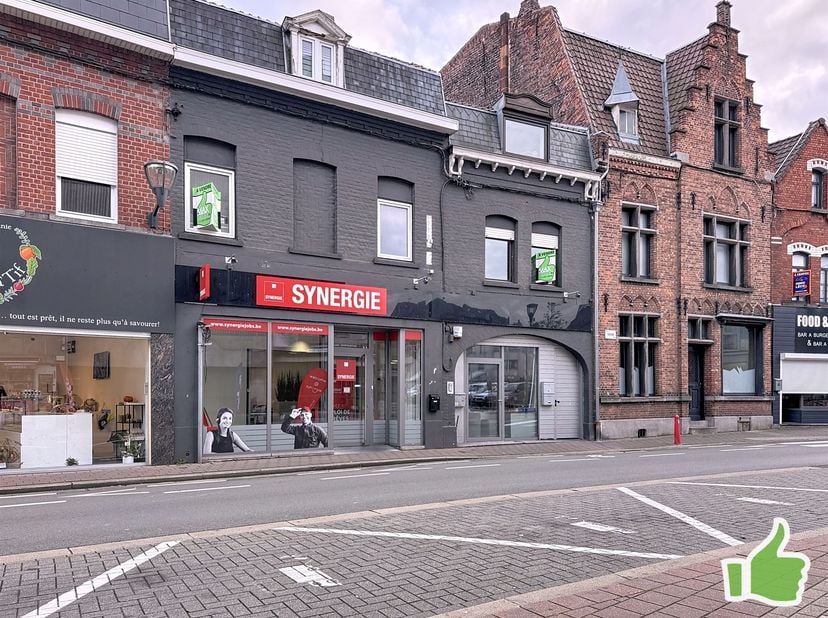 Idéalement situé en plein centre de Mouscron, cet immeuble mixte se compose de deux bureaux et de deux appartements. Le rez-de-chaussée est actuelleme