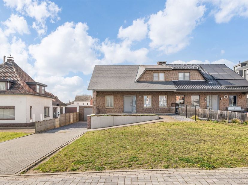 Bij het betreden van deze woning komt u terecht in de inkomhal die u verwelkomt en meteen toegang biedt tot de aangename leef- en eetruimte. Deze lich