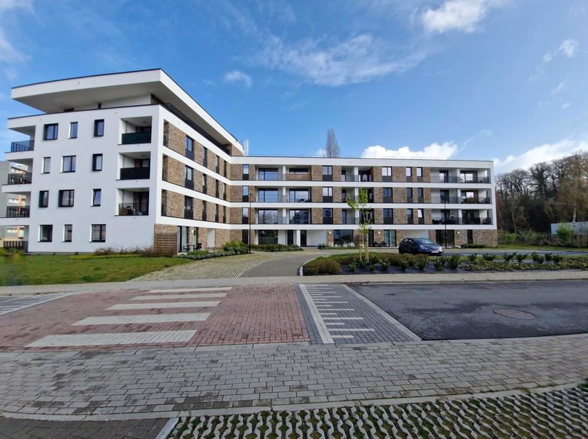 JAMBES – Dans un écrin de verdure, APPARTEMENT NEUF (2CH/1SDB) de 96,40 m² avec TERRASSE. Situé au quatrième étage, il se compose d’une buanderie, d’u
