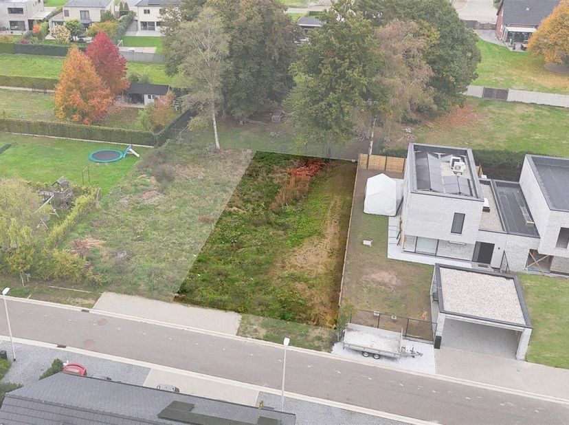 Residentieel en groen gelegen bouwgrond voor een halfopen bebouwing van 4a 05ca<br />
<br />
Omgeving:<br />
+ Gelegen in residentiële en groene om