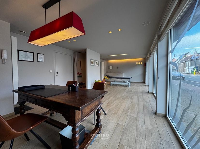 Bent u op zoek naar een instapklare handelsruimte op een commerciële toplocatie?<br />
Deze moderne handelsruimte van 83 m², momenteel ingericht als p
