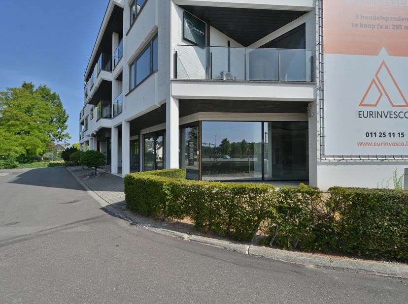 Op zoek naar een strategisch gelegen commerciële ruimte met&amp;nbsp;uitzonderlijke zichtbaarheid? Deze gelijkvloerse commerciële site omvat een ruime en
