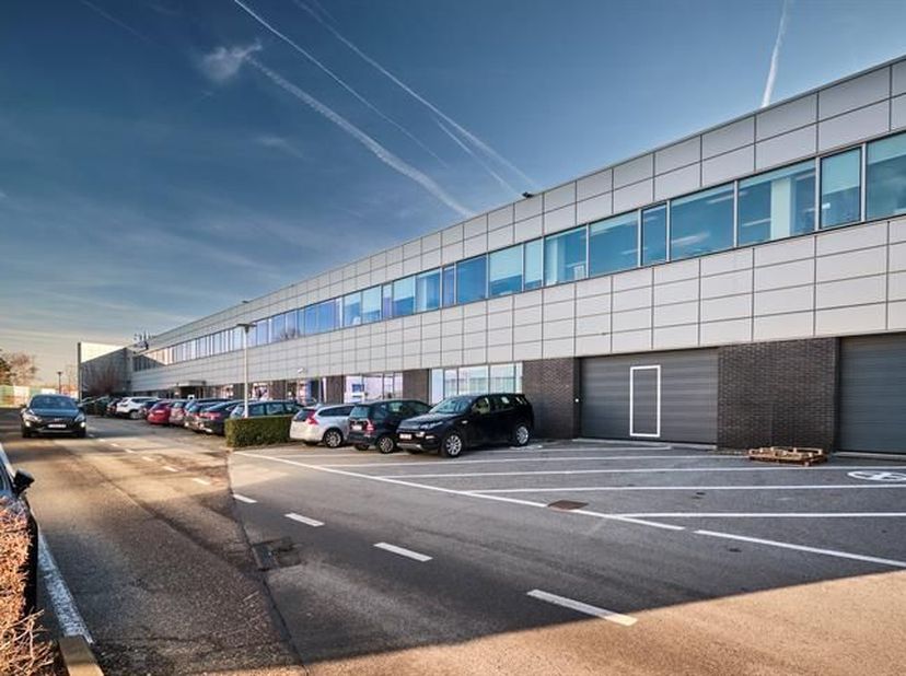 Fantastisch gelegen verhuurde polyvalente ruimte van 3.051 m² in combinatie met 38 privatieve parkeerplaatsen te koop langs de bedrijvige Brusselseste