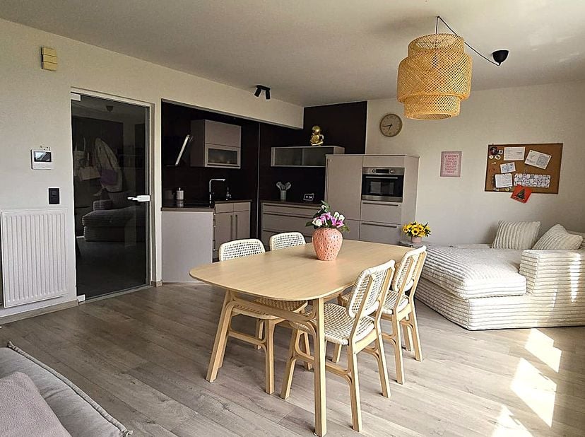 Thuiskomen in Lanaken! Een appartement waar je geniet van een open uitzicht op de kerk en de charme van het centrum vlak voor de deur. <br />
<br />
D
