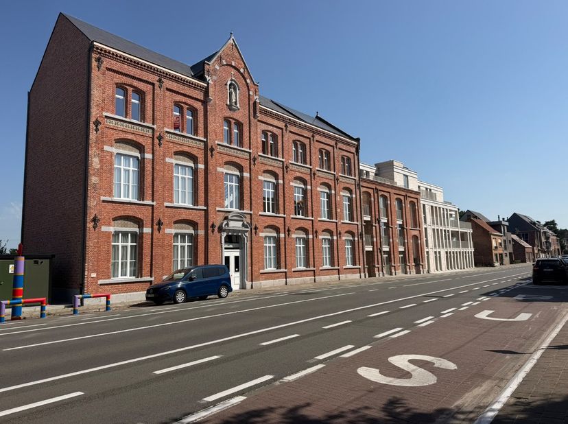 Voor een bezoek of meer info: gelieve steeds te bellen naar: 0485/321.842.<br />
Dit ruime appartement bevindt zich in het karaktervolle (ver)nieuwbou
