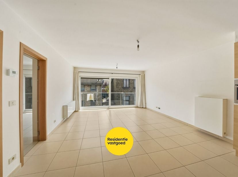 In het centrum van Oudenburg bevindt zich dit verzorgd appartement op de eerste verdieping van residentie Iris (Bj 2008). Het appartement beschikt ove