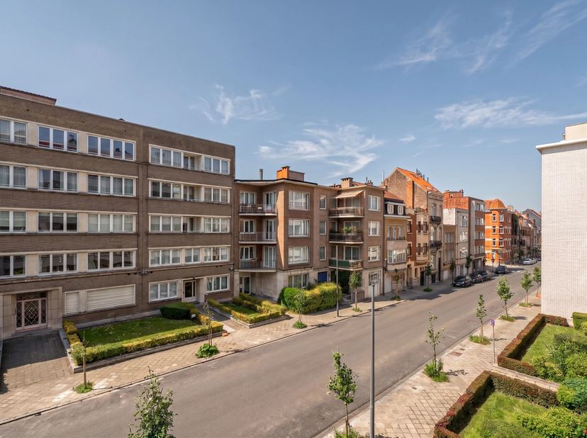Victoire-Junot vous propose en exclusivité ce magnifique appartement entièrement rénové par larchitecte Olivier Dwek, situé dans une rue calme et pris
