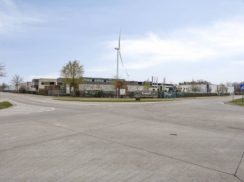 Ce centre de distribution récent combinant un espace d'entrepôt et des bureaux en option peut être loué à Dilsen-Stokkem, stratégiquement situé entre