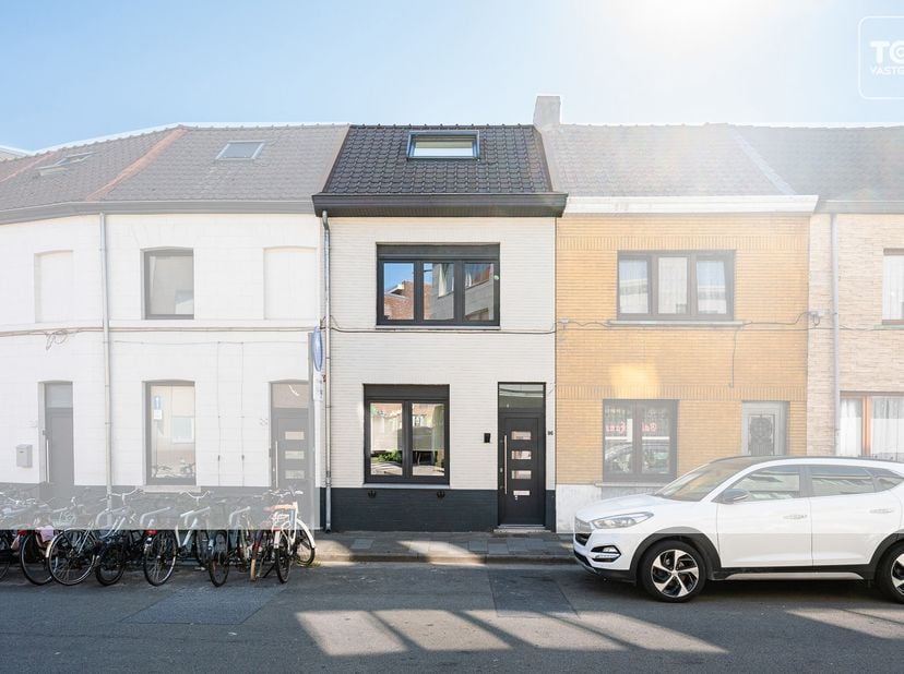 Een fijne woning van 88 m², vlakbij Dampoort station en op wandelafstand van winkels en 3 basisscholen. <br />
De woning werd in 2019 totaal gerenovee