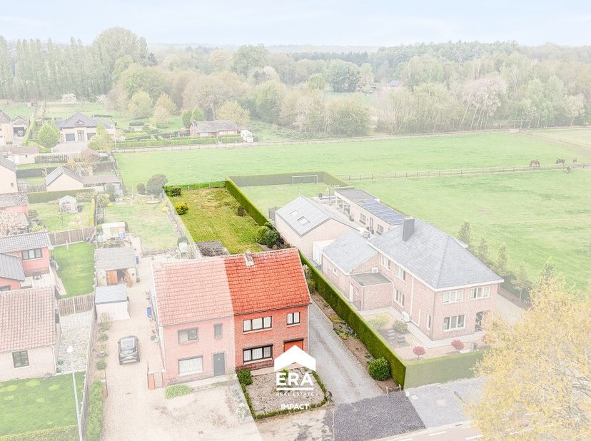 À vendre : maison semi-ouverte à Hechtel-Eksel, située sur la Lommelsebaan, offrant une vue dégagée sur les prairies et un environnement verdoyant. Co