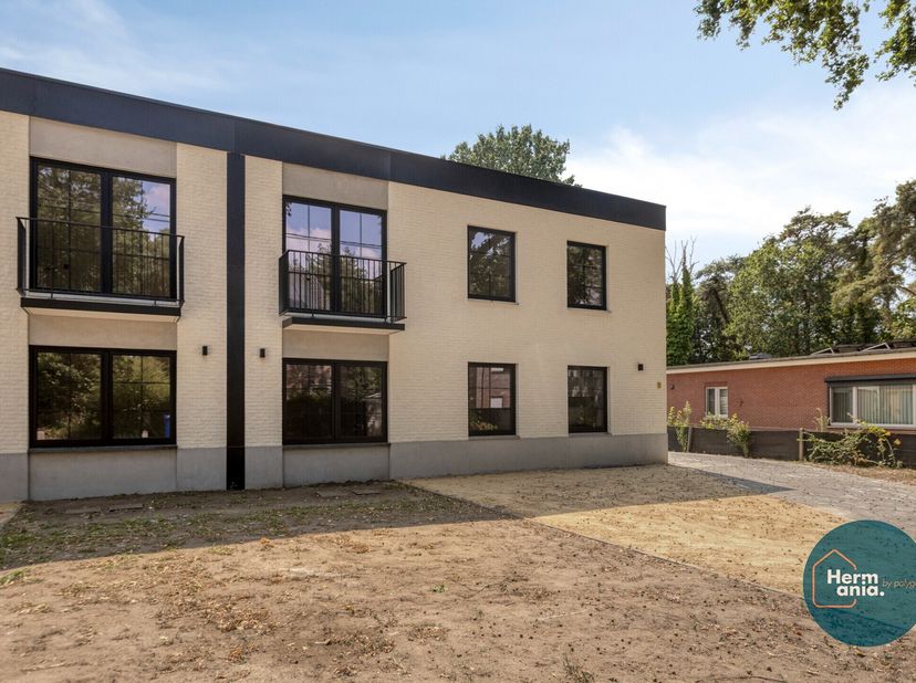 Volledig gerenoveerd appartement met tuin, groot terras, garage en 3 slaapkamers.<br />
Op zoek naar een ruim en instapklaar appartement?<br />
Dit pr