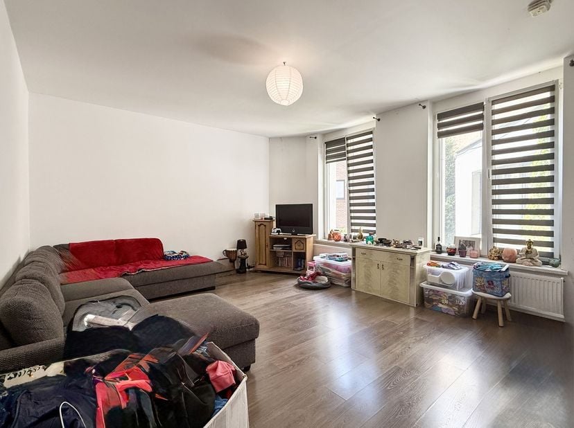 Mooi appartement met 2 slaapkamers van 110m² in een karaktervol gebouw, gelegen in het centrum van Ath.<br />
<br />
Indeling: inkomhal, ruime en li