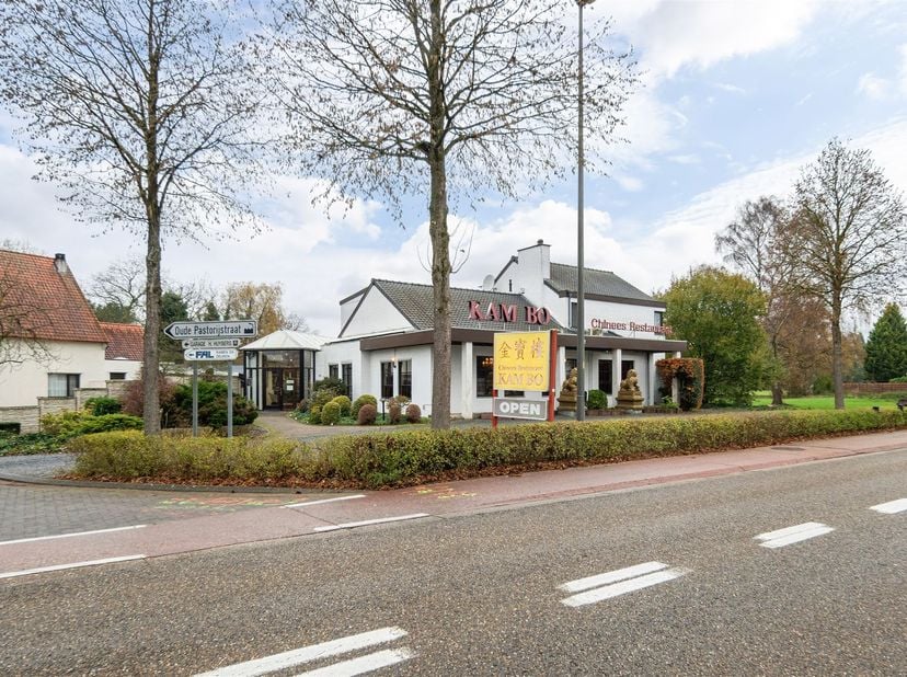 Uniek te renoveren commercieel pand met woonst op zichtbare locatie in Achel<br />
<br />
<br />
<br />
Ligging:<br />
<br />
Dit pand is gelegen o