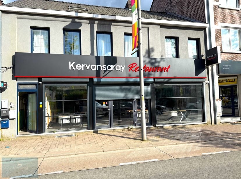 Gelegen aan de bruisende Stalenstraat, pal tegenover het ziekenhuis, bevindt zich deze sfeervolle en stijlvol ingerichte horecagelegenheid met enorm v