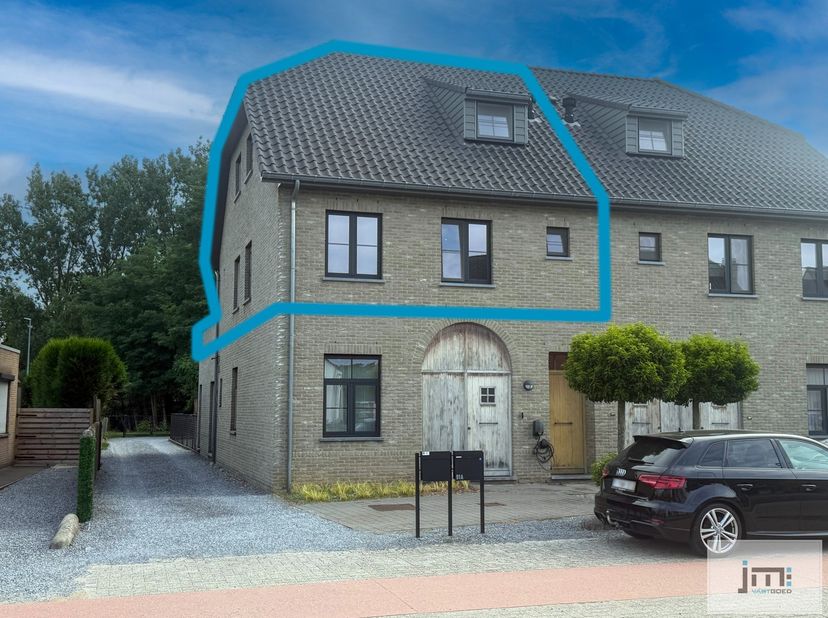Dit ruime en energiezuinige appartement bevindt zich op de eerste en tweede verdieping in een gebouw met slechts 2 wooneenheden. Het is perfect gelege