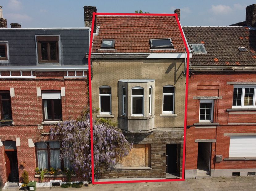 <br />
<br />
<br />
JNP Immobilier a le plaisir de vous présenter cette maison à rénover au beau potentiel à proximité de toutes les commodités (tran