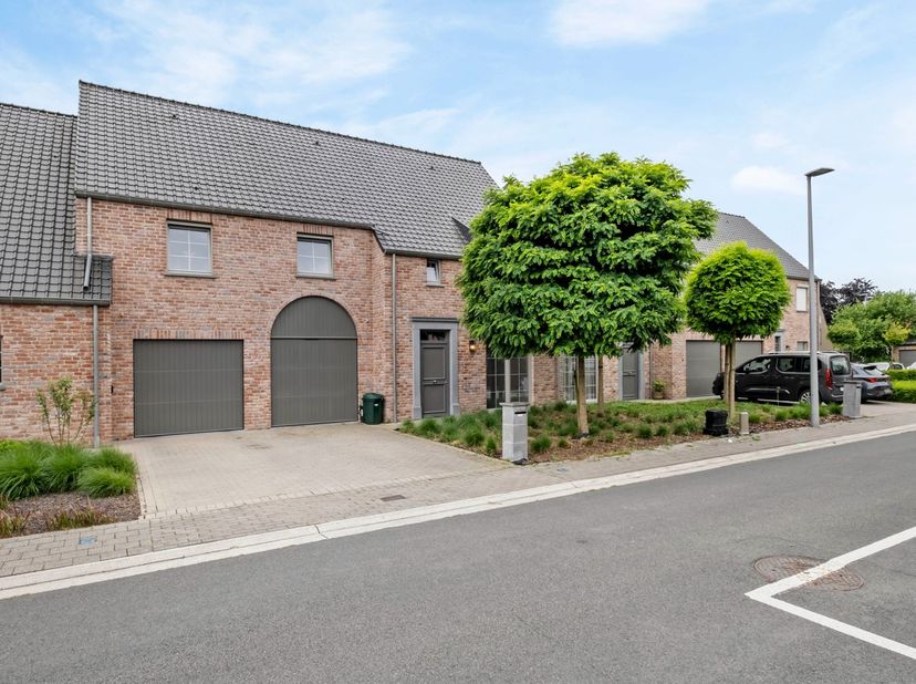 Deze verzorgde woning is uitstekend gelegen in Ingelmunster, op een strategische locatie nabij winkels, scholen en de belangrijkste invalswegen. Boven
