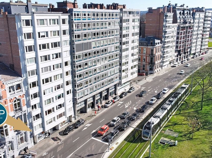 JNP immobilier a le plaisir de vous présenter cet espace bureau de 126 m² divisé en plusieurs volumes à deux pas du centre et du boulevard Piercot. Fa