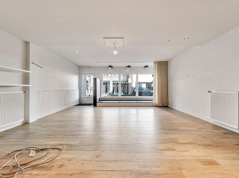 Handelspand met veel mogelijkheden te koop in hartje Deerlijk!<br />
Het pand heeft een bruikbare oppervlakte van 133 m².<br />
Indeling:<br />
- open