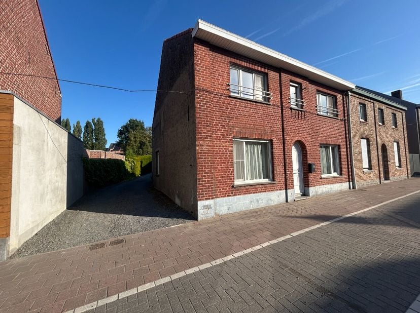 Beselare - Woning met 4 slaapkamers mogelijk en dubbele garage te koop.Indeling:Gelijkvloers: inkomhal/bureel, ruime living, keuken, slaapkamer, badka