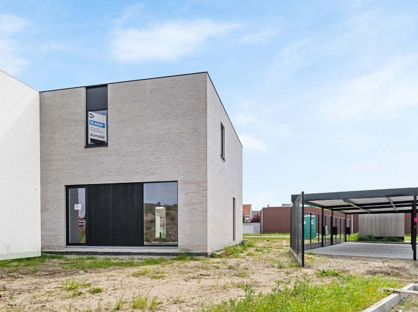 Deze halfopen moderne nieuwbouwwoning (lot 11) wordt gerealiseerd in een residentiële omgeving aan een nieuwe invalsweg van de Warandestraat. De wonin