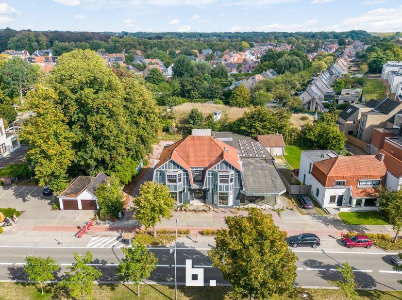 Dit unieke pand bevindt zich op één van de belangrijkste invalswegen van Brugge.<br />
POP-UP huur voor 1 jaar. GEEN HANDELSHUUR!<br />
Het handelsgel