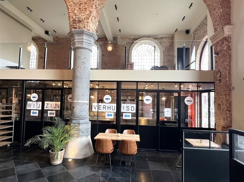 Agréable espace commercial parfaitement décoré et équipé (+/- 42m²) avec extension vers le couloir central du "De Passage" et belle et grande terrasse