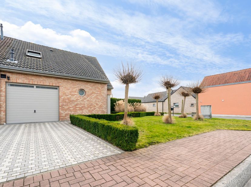 Instapklare halfopen bebouwing met zuidgerichte tuin te koop in Gullegem<br />
Je betreedt de woning via de inkomhal met gastentoilet en komt vervolge