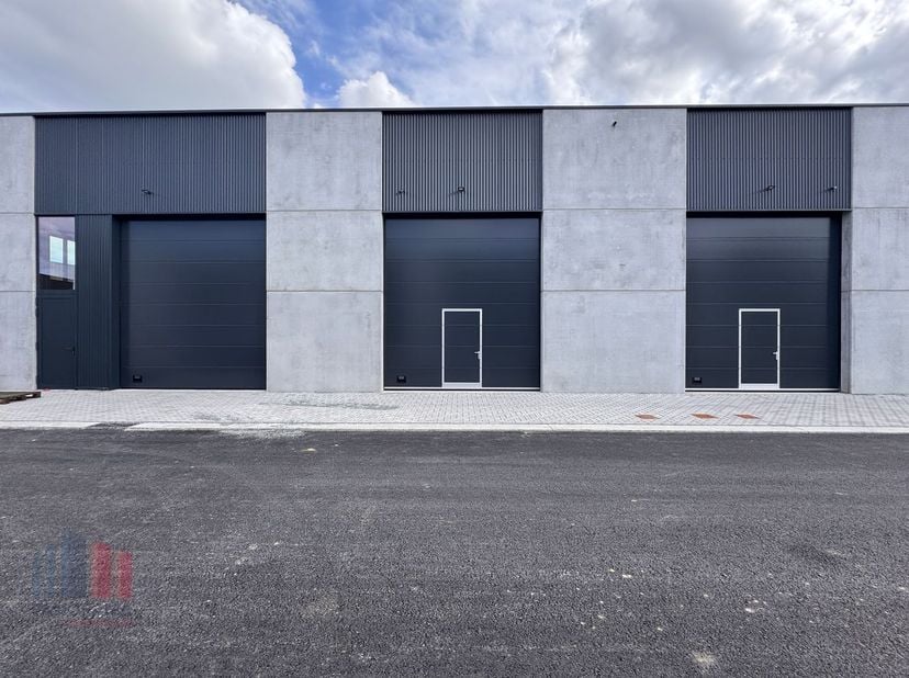 Nieuwbouw KMO-unit met een oppervlakte van +/- 90 m² te koop, de unit maakt deel uit van de&amp;nbsp;gloednieuwe KMO-site "CLARYSSE BUSINESS PARK"&amp;nbsp;en
