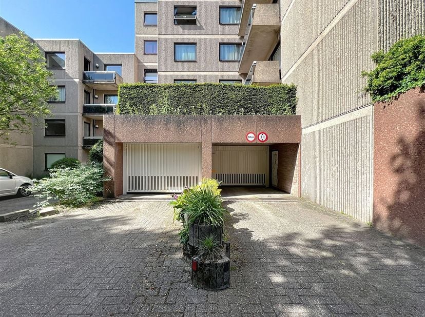Situé à proximité immédiate des grands axes routiers, dans le quartier prisé du Parc de Roodebeek, ce parking intérieur se trouve au sein d'un immeubl