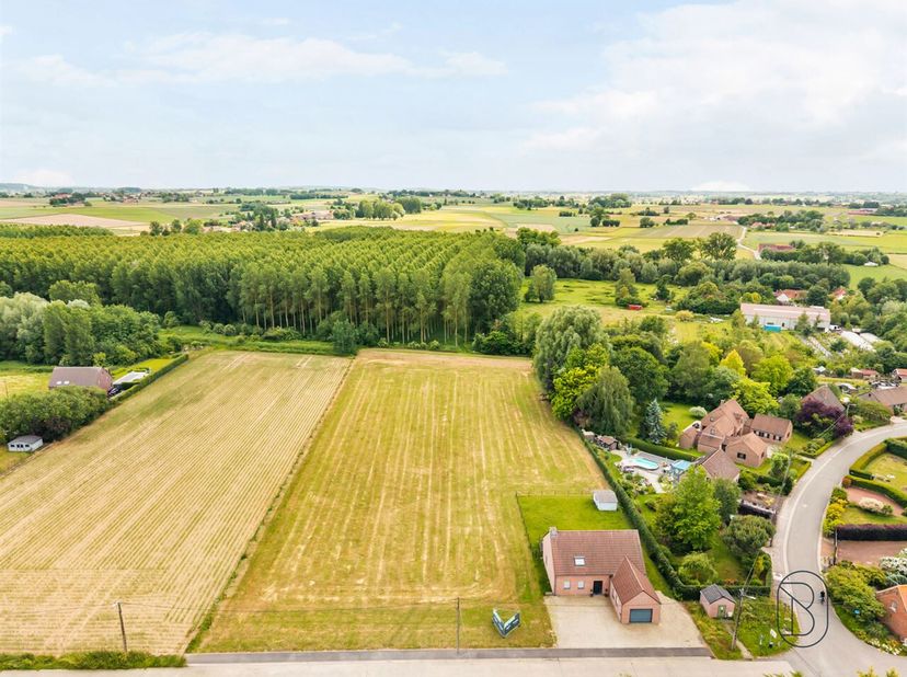 Avec une superficie totale denviron 6.600 m², ce terrain offre un énorme potentiel.<br />
Idéal pour la construction dune villa de luxe bénéficiant du