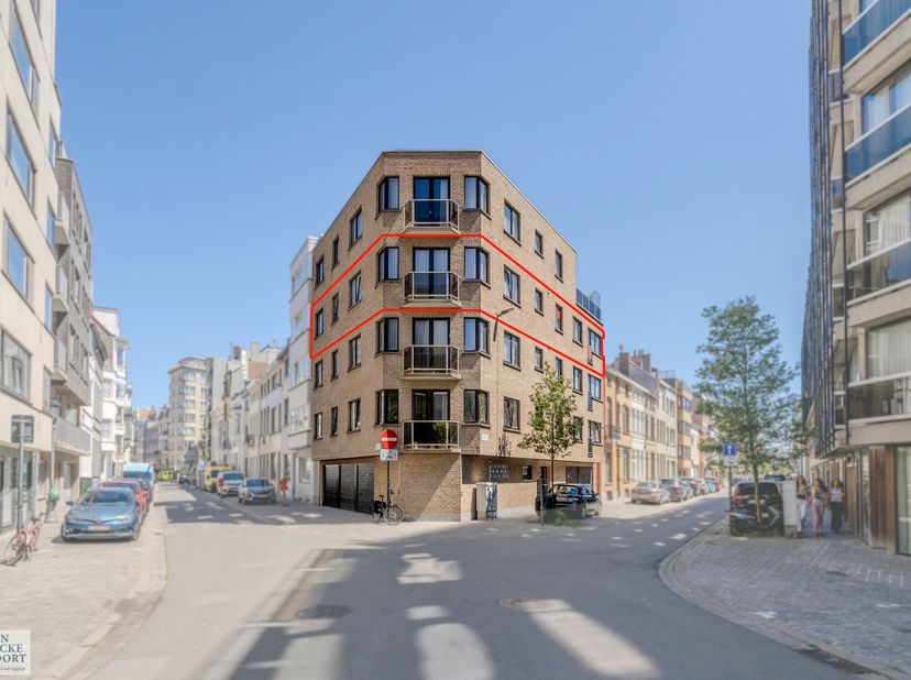 Goed onderhouden en centraal gelegen 2-slaapkamerappartement bevindt zich op de derde verdieping van Residentie "Luna" met lift -&amp;nbsp;in de nabijheid