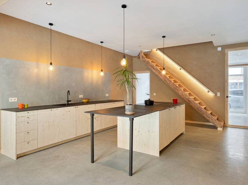 Cette maison vient d'être entièrement démolie et reconstruite dans les règles de l'art, tournée vers l'avenir, écologique, avec une grande attention p