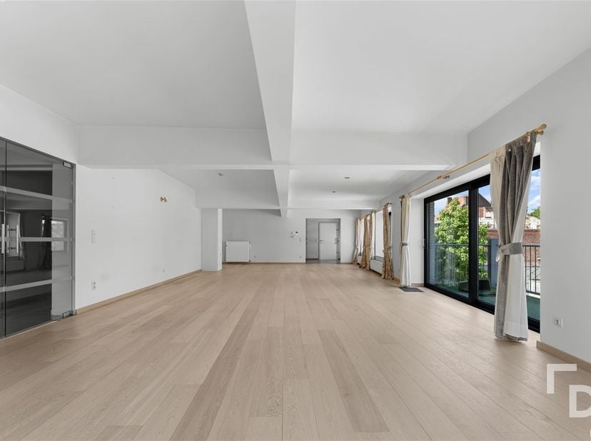 Appartement met een bewoonbare opp. van ca 300m² en garage op toplocatie te koop in centrum Ieper<br />
<br />
In de Schotlandstraat, aansluitend aa