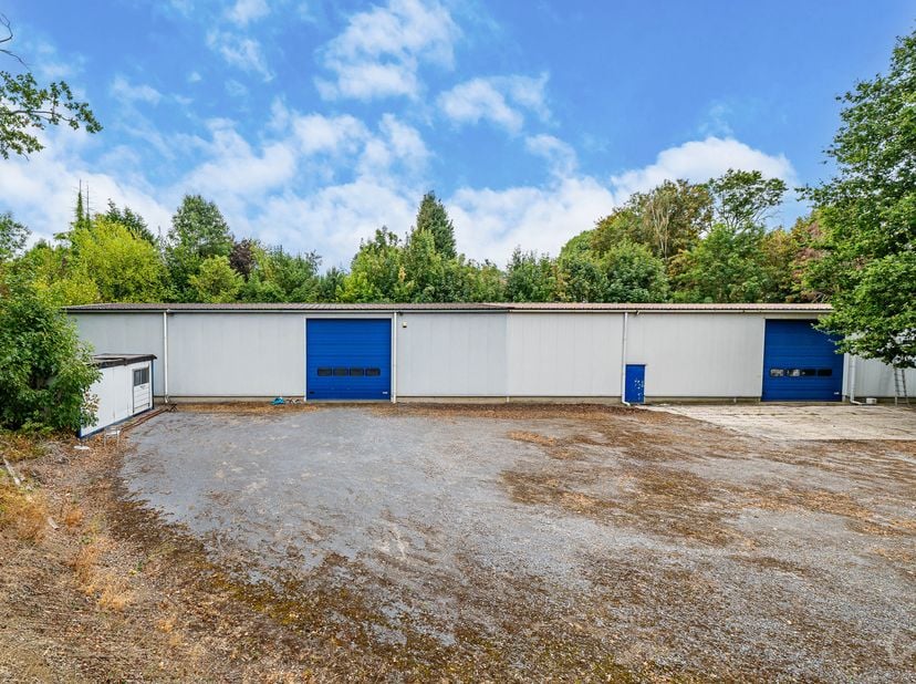 Présentation complète sur notre site : <br />
Spacieux entrepôt de 600m2 au sol située à Thiange, offrant de nombreuses possibilités d’aménagement act