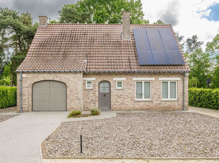 RUSTIG GELEGEN WONING -<br />
Rustig gelegen vrijstaande woning. <br />
Indeling: Gelijkvloers: inkomhal met afzonderlijk gastentoilet,  lichtrijke en