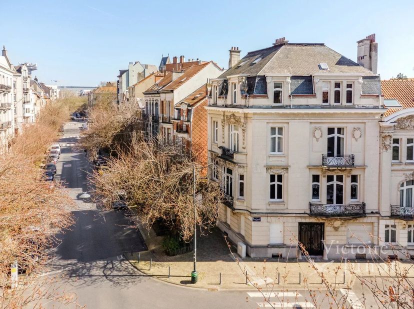 Schaarbeek: Victoire - Junot presenteert dit uitzonderlijke herenhuis in Beaux-Arts-stijl met drie gevels, gebouwd op een perceel van 2 are 20, met ta