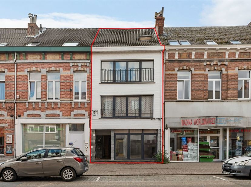 Opbrengsteigendom bestaande uit 4 appartementen<br />
Gelijkvloers<br />
Via de centrale inkomhal bereikt men de appartementen en de gemeenschappelijk