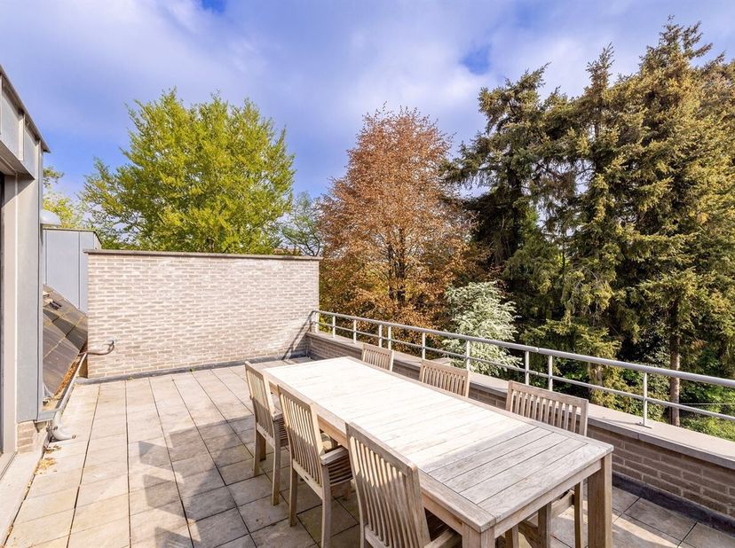 Designappartement met uitzonderlijk Zonneterras van 30m²  en Garage in Centrum Geel<br />
In het centrum van Geel bevindt zich dit lichtrijke, archite